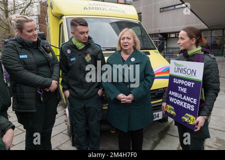 London, Großbritannien. 21.. Dezember 2022. DIE UNISON-Generalsekretärin Christina McAnea schließt sich während der größten Streikaktion seit 30 Jahren Krankenwagen an die Streikposten vor der Waterloo Ambulance Station im Zentrum von London an. Heute gehen 25.000 Ambulanzmitarbeiter in einem koordinierten Streik von Unite, Unison und GMB Gewerkschaften in einem Streit um die Bezahlung zusammen mit Sanitätern, 999 Notrufhelfern und Notfallhelfern bei 10 der 11 Treuhandgesellschaften in England und Wales. Kredit: Wiktor Szymanowicz/Alamy Live News Stockfoto