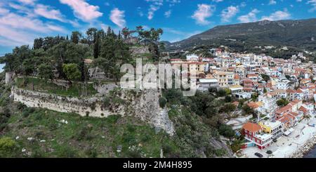 Parga City, Griechenland aus der Vogelperspektive auf die venezianischen Burgruinen, traditionelles Gebäude an der Küste, wolkiger blauer Himmelshintergrund. Stockfoto