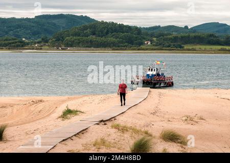 Tourist in der Fähre zwischen Santona und Laredo in Kantabrien, Nordspanien Stockfoto