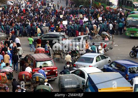 Dhaka, Dhaka, Bangladesch. 21.. Dezember 2022. Die Zukunft der meisten zertifizierten Lehrer in den letzten 16 Jahren ist ungewiss, da sie trotz der von der NTRCA (Non Government Teachers Registration and Certification Authority) ausgestellten Bescheinigungen über die Vermittlung von Lehrkräften nicht beschäftigt waren. Die Zulassungsinhaber haben in den letzten 200 Tagen einen Massenhungerstreik abgehalten und haben heute 4 Stunden lang die Straße an der Shahbag-Kreuzung in Dhaka blockiert. Dies führte zu massiven Staus und zu einer Pattsituation mit der Polizei. Im gegenseitigen Einvernehmen verließen die Lehrer die Straßen, aber der Protest conti Stockfoto