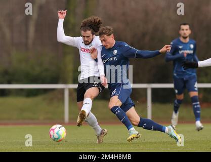 Bochum, Deutschland. 21.. Dezember 2022. firo : 21.12.2022, Fußball, 1. League, 1. Bundesliga, Staffel 2022/2023, Testspiel, VfL Bochum - SC Verl Patrick OSTERHAGE, Bochum Right versus CORBOZ/dpa/Alamy Live News Stockfoto