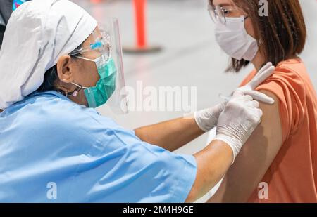 Arzt Hände, die eine Impfung in der Schulter des Patienten Stockfoto