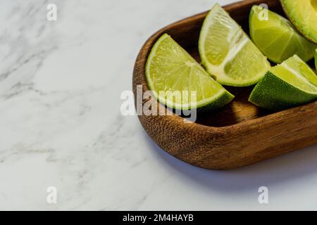 Gehackte Zwiebeln zum Gericht mit Fleisch im Saft, mit Avocado und rohem grünen chile Stockfoto