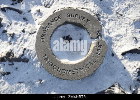 Artillance Survey trigonometrical Station Ring (Ersatz für den vorherigen, vandalisierten) auf dem Gipfel von Blencathra, Lake District, Großbritannien Stockfoto