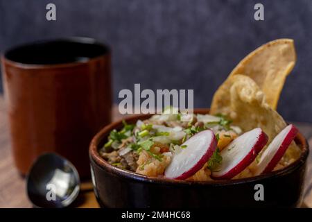 mexikanisches Fleischgericht mit Avocado und Zitrone, Fleisch im Saft typisch mexikanisches Essen Stockfoto