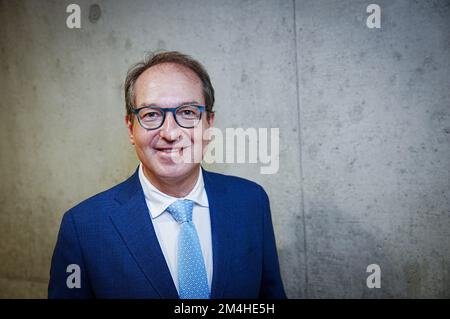 Berlin, Deutschland. 21.. Dezember 2022. Alexander Dobrindt, Leiter der CSU-Fraktion, schaut in die Kamera des Fotografen, während er ein Interview mit Journalisten der Deutschen Presse-Agentur (dpa) führt. Kredit: Kay Nietfeld/dpa/Alamy Live News Stockfoto