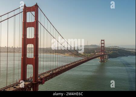 Die Golden Gate Bridge ist eine weltberühmte Hängebrücke, die 1937 fertiggestellt wurde und San Francisco mit Marin County verbindet. Stockfoto