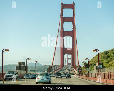 Die Golden Gate Bridge ist eine weltberühmte Hängebrücke, die 1937 fertiggestellt wurde und San Francisco mit Marin County verbindet. Stockfoto