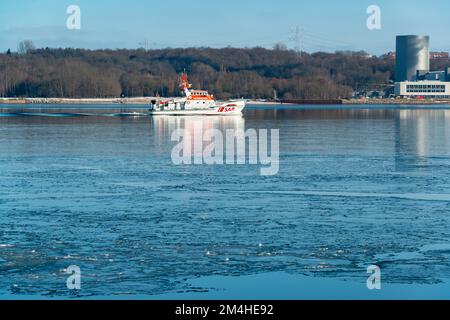 Gefrorenes Wasser in der Kieler Förde an einem Sonnigen kalten Wintertag Stockfoto