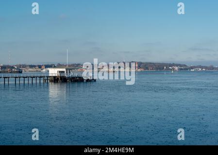 Gefrorenes Wasser in der Kieler Förde am Nordhafen im Vordergrund ein Bootshaus mit Steg Stockfoto