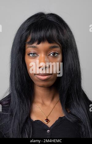 Heterochromie bei einer Afrikanerin, Augen verschiedener Farben. Ein blaues Auge und ein braunes. Genetische Chimäre Stockfoto