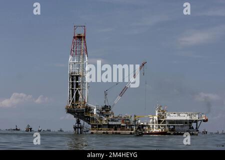 Marcaibo, Venezuela. 02.. April 2019. 2. April 2019, Maracaibo, Venezuela: Türme und Ölplattformen des staatlichen Öls. PDVSA werden am Ufer des Maracaibo-Sees beobachtet. Am 2. April 2022 in Marcaibo, Venezuela. (Foto: Jose Isaac Bula Urrutia/Eyepix Group/Sipa USA) Guthaben: SIPA USA/Alamy Live News Stockfoto