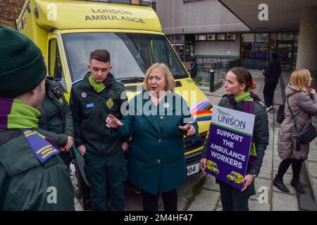 London, Großbritannien. 21.. Dezember 2022 Christina McAnea, Generalsekretärin von Unison, spricht vor dem Hauptquartier des Londoner Ambulanzdienstes mit Krankenwagen, da Tausende von Krankenwagen und Sanitätern ihren Streik in einem Streit über Bezahlung und Bedingungen beginnen. Kredit: Vuk Valcic/Alamy Live News Stockfoto