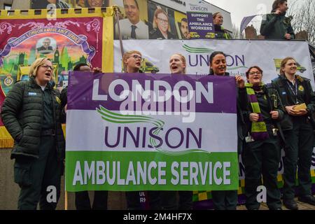 London, Großbritannien. 21.. Dezember 2022 Krankenwagenarbeiter halten Schilder am Unison-Streik vor dem Londoner Ambulanzdienst-Hauptquartier, während Tausende von Krankenwagen und Sanitätern ihren Streik in einem Streit über Bezahlung und Bedingungen beginnen. Kredit: Vuk Valcic/Alamy Live News Stockfoto