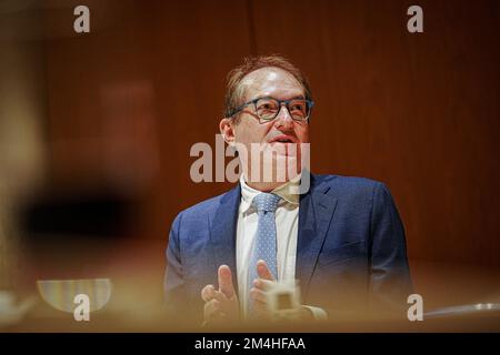 Berlin, Deutschland. 21.. Dezember 2022. Alexander Dobrindt, Vorsitzender der CSU-Fraktion, spricht in einem Interview mit Journalisten der Deutschen Presse-Agentur (dpa). Kredit: Kay Nietfeld/dpa/Alamy Live News Stockfoto