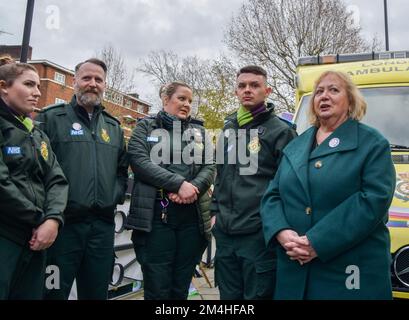 London, Großbritannien. 21.. Dezember 2022 Christina McAnea, Generalsekretärin von Unison, spricht vor dem Hauptquartier des Londoner Ambulanzdienstes mit Krankenwagen, da Tausende von Krankenwagen und Sanitätern ihren Streik in einem Streit über Bezahlung und Bedingungen beginnen. Kredit: Vuk Valcic/Alamy Live News Stockfoto