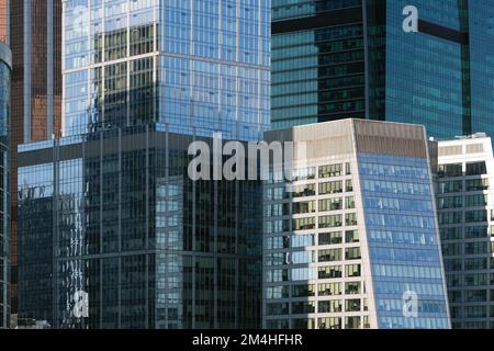 Dicht stehende Gebäude in der Innenstadt im Moskauer City International Business Centre Wolkenkratzer aus nächster Nähe Stockfoto