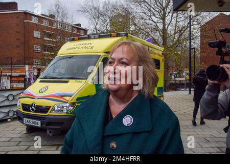 London, Großbritannien. 21.. Dezember 2022 Christina McAnea, Generalsekretärin von Unison, spricht vor den Medien vor dem Hauptquartier des Londoner Ambulanzdienstes, während Tausende von Krankenwagen und Sanitätern ihren Streik in einem Streit über Bezahlung und Bedingungen beginnen. Kredit: Vuk Valcic/Alamy Live News Stockfoto