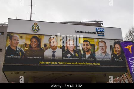 London, Großbritannien. 21.. Dezember 2022 Allgemeine Sicht auf das Hauptquartier des Londoner Ambulanzdienstes, da Tausende von Ambulanzkräften und Sanitätern ihren Streik in einem Streit über Bezahlung und Bedingungen beginnen. Kredit: Vuk Valcic/Alamy Live News Stockfoto