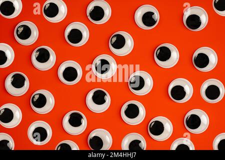 Zahlreiche weiße und schwarze Gänsehaut auf orangefarbenem Hintergrund Stockfoto