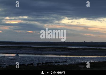 Mersea Island, Großbritannien. 21.. Dezember 2022. Sonnenuntergang am Tag der Wintersonnenwende über der Blackwater Estuary auf Mersea Island in Essex, der östlichsten bewohnten Insel Großbritanniens. Kredit: Eastern Views/Alamy Live News Stockfoto