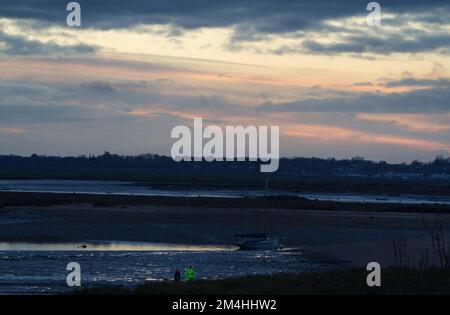 Mersea Island, Großbritannien. 21.. Dezember 2022. Sonnenuntergang am Tag der Wintersonnenwende über der Blackwater Estuary auf Mersea Island in Essex, der östlichsten bewohnten Insel Großbritanniens. Kredit: Eastern Views/Alamy Live News Stockfoto