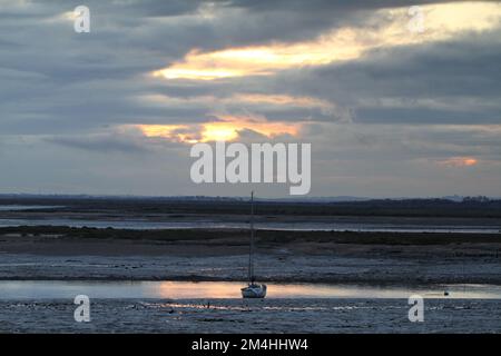 Mersea Island, Großbritannien. 21.. Dezember 2022. Sonnenuntergang am Tag der Wintersonnenwende über der Blackwater Estuary auf Mersea Island in Essex, der östlichsten bewohnten Insel Großbritanniens. Kredit: Eastern Views/Alamy Live News Stockfoto