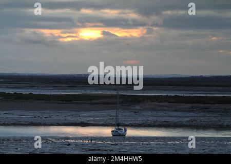 Mersea Island, Großbritannien. 21.. Dezember 2022. Sonnenuntergang am Tag der Wintersonnenwende über der Blackwater Estuary auf Mersea Island in Essex, der östlichsten bewohnten Insel Großbritanniens. Kredit: Eastern Views/Alamy Live News Stockfoto