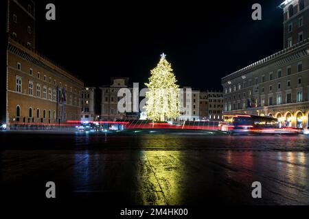 Rom, Italien. 20.. Dezember 2022. Ein allgemeiner Blick auf den Weihnachtsbaum auf dem Platz von Venedig in Rom, Italien. (Foto: Andrea Ronchini/Pacific Press) Kredit: Pacific Press Media Production Corp./Alamy Live News Stockfoto