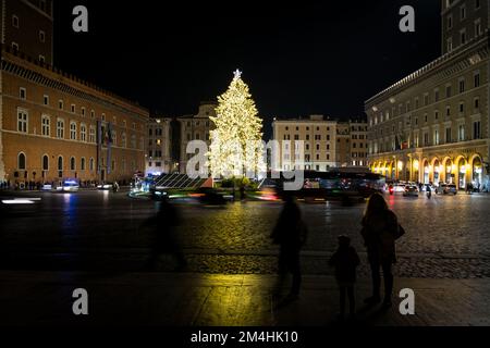 Rom, Italien. 20.. Dezember 2022. Ein allgemeiner Blick auf den Weihnachtsbaum auf dem Platz von Venedig in Rom, Italien. (Foto: Andrea Ronchini/Pacific Press) Kredit: Pacific Press Media Production Corp./Alamy Live News Stockfoto