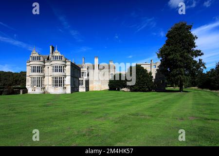 Sommerblick auf Kirby Hall, ein elisabethanisches Landhaus in der Nähe von Gretton, Northamptonshire, England Stockfoto