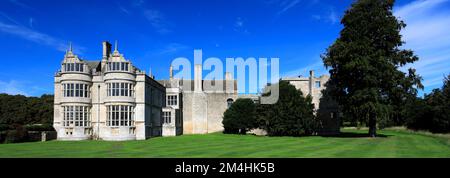 Sommerblick auf Kirby Hall, ein elisabethanisches Landhaus in der Nähe von Gretton, Northamptonshire, England Stockfoto