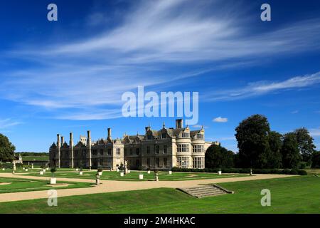 Sommerblick auf Kirby Hall, ein elisabethanisches Landhaus in der Nähe von Gretton, Northamptonshire, England Stockfoto