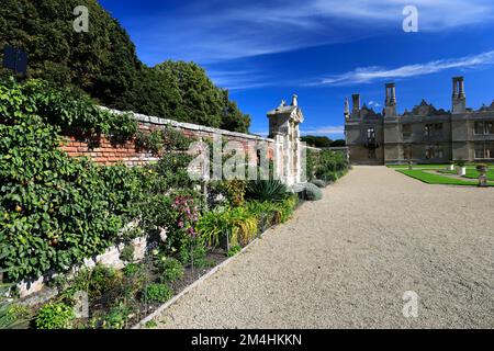 Sommerblick auf Kirby Hall, ein elisabethanisches Landhaus in der Nähe von Gretton, Northamptonshire, England Stockfoto