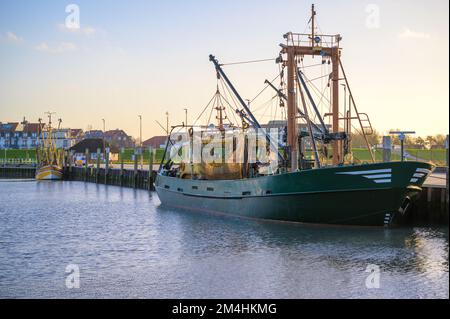 Zwei fischerboote für garnelen im hafen bei Sonnenuntergang in der Nähe von Neuharlingersiel Stockfoto