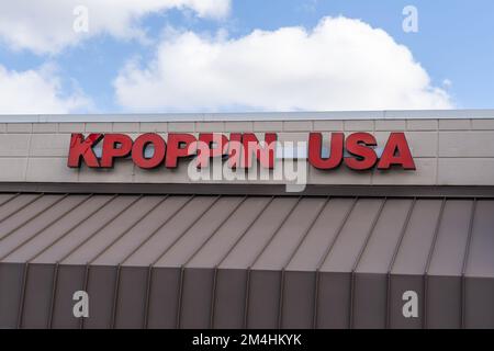 Orlando, FL, USA - 5. Januar 2022: Nahaufnahme des Kpoppin USA-Ladenschilds auf dem Gebäude in Orlando, FL, USA. Stockfoto