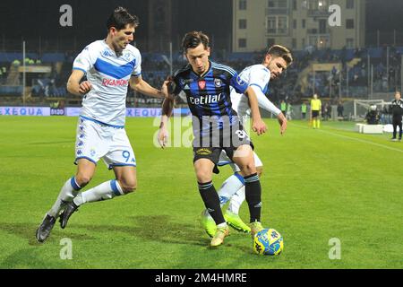 Arena Garibaldi, Pisa, Italien, 17. Dezember 2022, Olimpiu Morutan (Pisa) von Stefano Moreo (Brescia) und Jakub Labojko (Brescia) während AC vereitelt Stockfoto