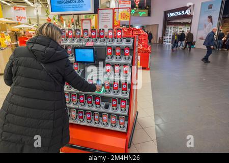 Technische Sicht auf das Innere des ICA-Supermarkts. Eine Klientin vor dem Stand holt ihren elektronischen Scanner ab. Schweden. Uppsala. Stockfoto