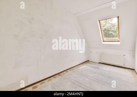 Ein leerer Raum mit weißer Farbe an den Wänden und Holzfußböden rundherum ist mit Schimmel bedeckt Stockfoto