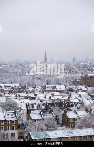 St. Giles' Church und die Umgebung mit Schnee bedeckt. Es ist eine Pfarrkirche von Camberwell in London, ein Teil der Camberwell Deanery innerhalb des Anglic Stockfoto