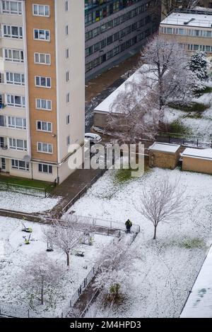 London, UK-12.12.22: Luftaufnahme eines schneebedeckten Hinterhofs in London Stockfoto