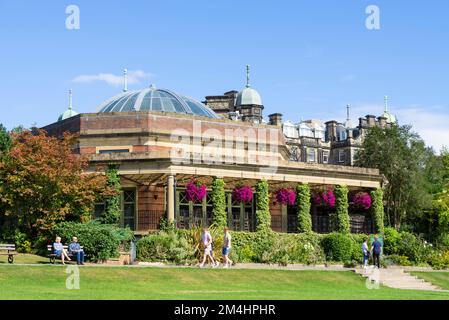 Harrogate Yorkshire der Sun Pavilion und die Sun Colonnade in den denkmalgeschützten Valley Gardens Harrogate North Yorkshire England GB Europa Stockfoto