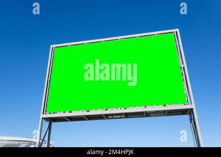 Leeres Reklametafelmodell und Vorlage leerer Rahmen für Logotext auf der Außenwerbung Poster mit grünem Hintergrund in der Stadt, moderner flacher Stil, o Stockfoto
