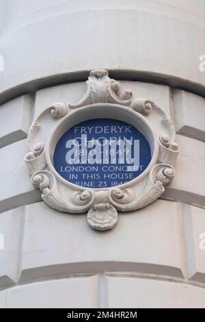 Blaue Plakette an der Wand eines Hauses, wo Fryderyk Chopin sein erstes Londoner Konzert gab, West Eaton Place, London, Großbritannien Stockfoto