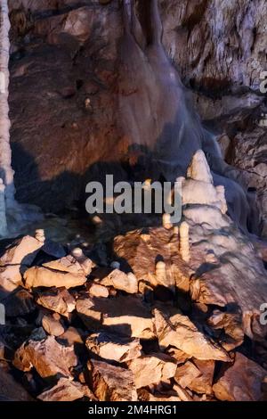 Spektakuläre Stalagmiten- und Stalaktitenformationen. Szene in einer der längsten Höhlen rumäniens. Geologische Bildung von Ursus-Höhlen Stockfoto