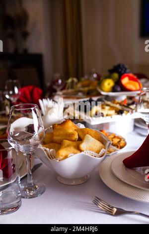 Baursaks auf dem Tisch zur Feier des Nauryz. Stockfoto