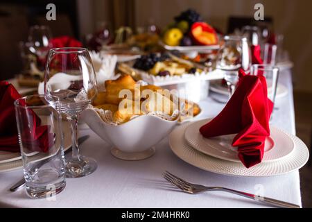 Baursaks auf dem Tisch zur Feier des Nauryz. Stockfoto