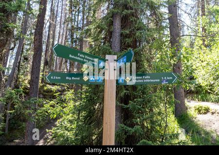 Jasper, Alberta, Kanada - 12. Juli 2022: Wegbeschreibung zu verschiedenen Aussichtspunkten des Wasserfalls Sunwapta Falls Stockfoto