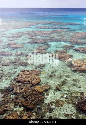 Schnorchelaktivität im transparenten Wasser im EASO-Dorf, Lifou Island Beach (Neukaledonien). Stockfoto