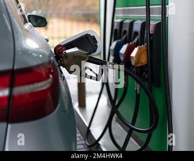 Nahaufnahme von Diesel- und Benzinpistolen. Ich pumpte an der Tankstelle Benzin in das Auto. Die Brennstoffkrise dauert an, und die Kraftstoffkosten steigen. T Stockfoto